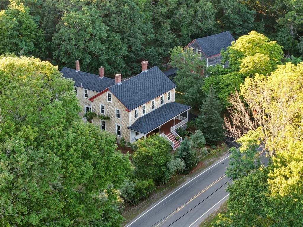 1276 County Rd, Bourne MA 02534