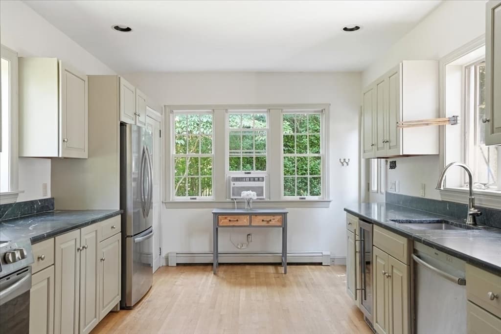 424 Main St, Hingham MA 02043 photo 2