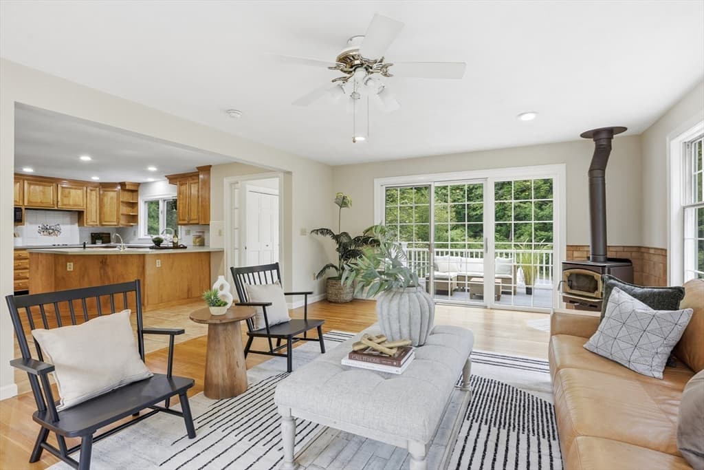 106 Concord Rd, Bedford MA 01730 photo 2