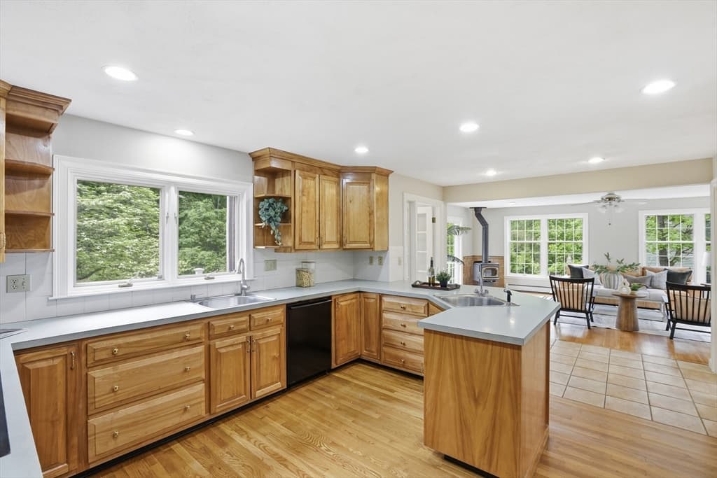 106 Concord Rd, Bedford MA 01730 photo 5