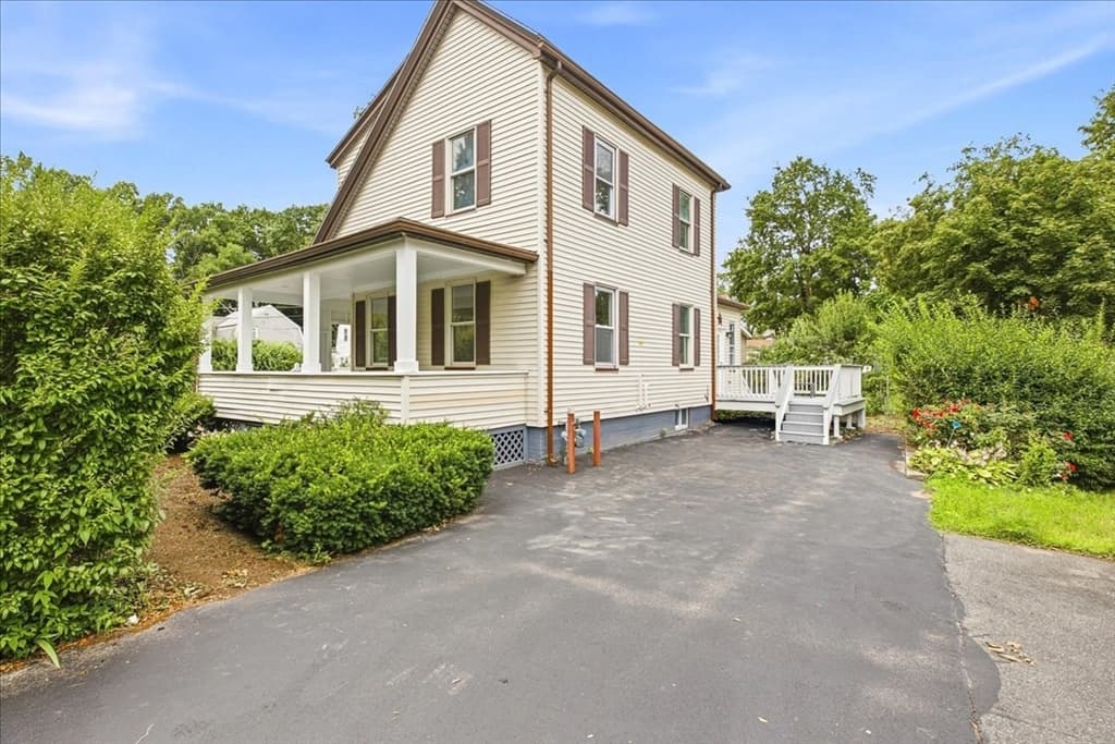 29 Wentworth Ave, Stoughton MA 02072