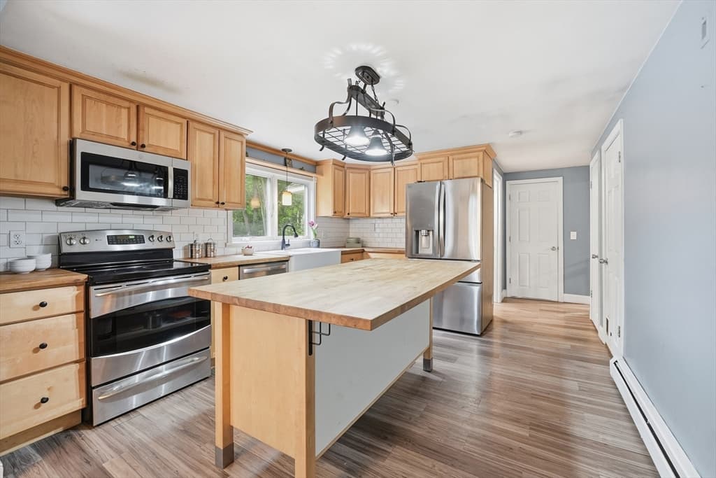 Single Family Residence at 51 Whittemore Rd, Sturbridge MA 01566, Sturbridge, photo 6 of 27