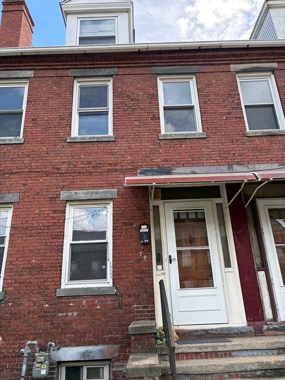 46 N Canal St, Holyoke MA 01040