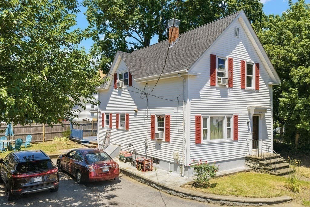 Single Family Residence at 7 Woodwards Ln, Taunton MA 02780