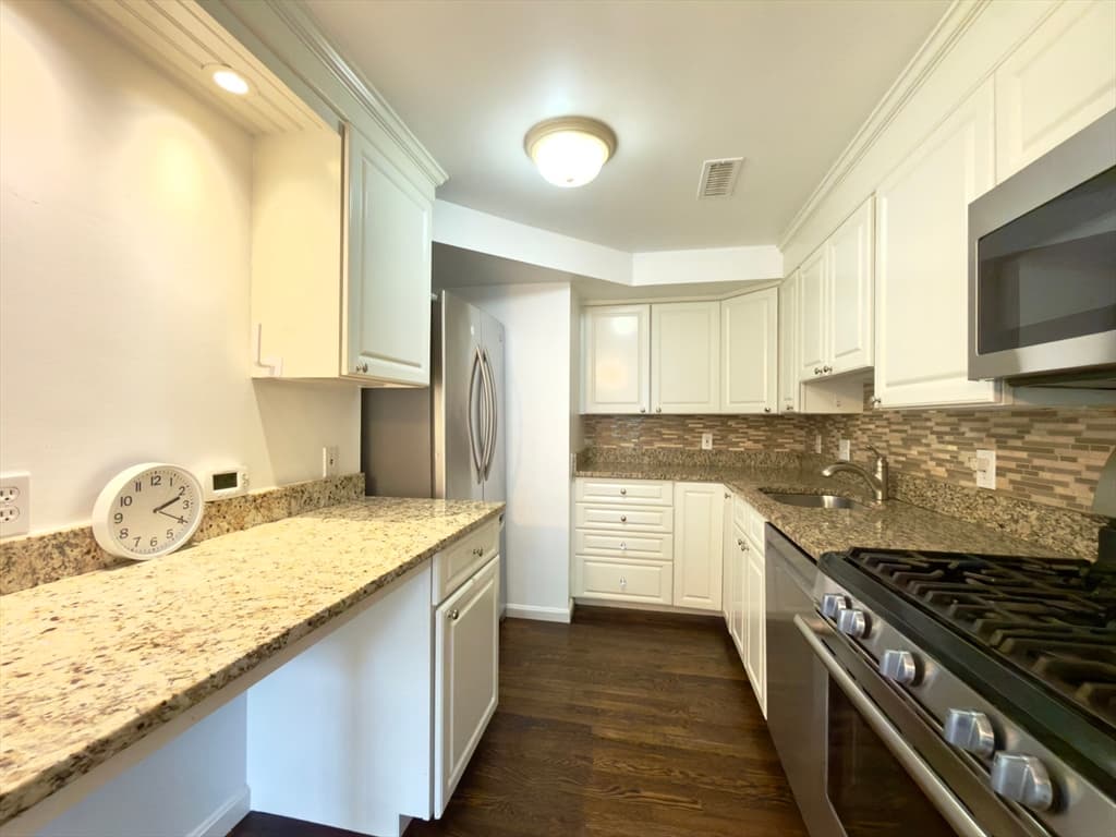 Condominium at 16 Jericho Rd # 16, Weston MA 02493, Weston, photo 3 of 12