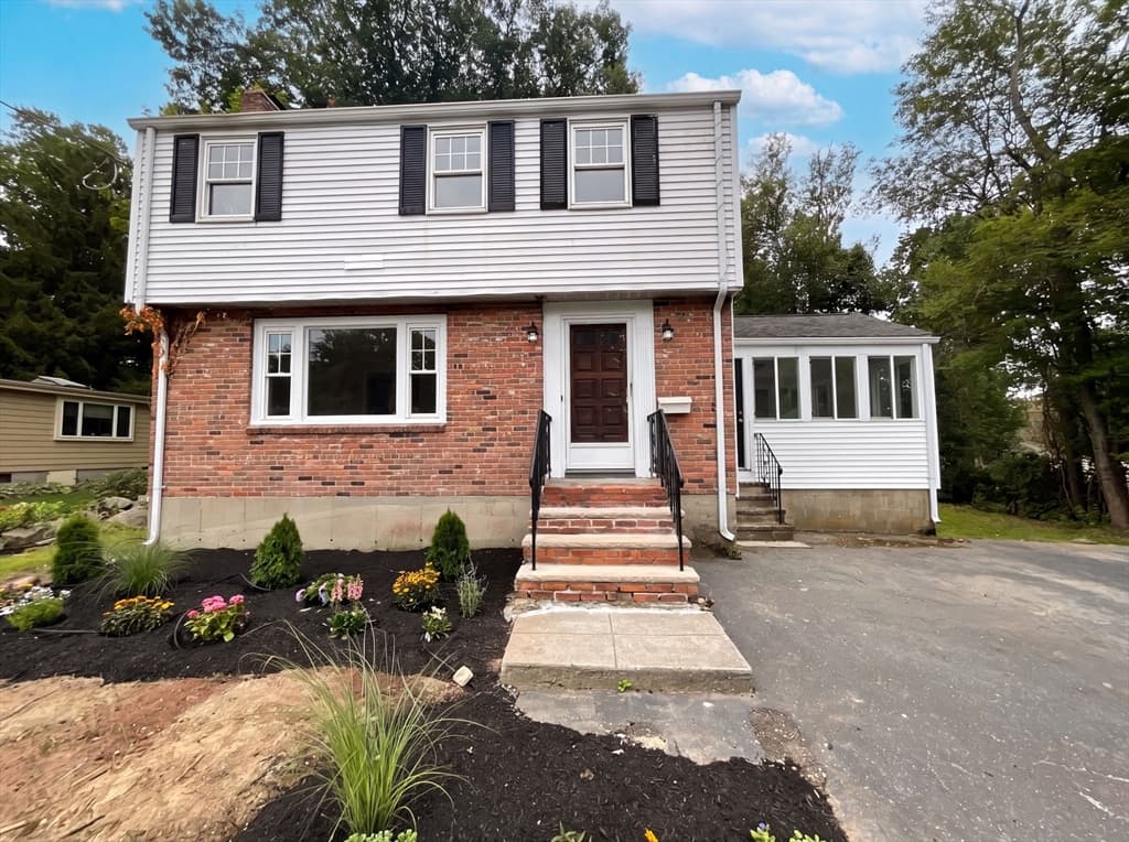 48 Woodlawn St, Randolph MA 02368