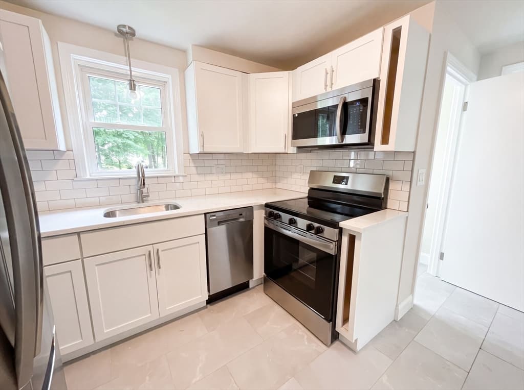 48 Woodlawn St, Randolph MA 02368 photo 4
