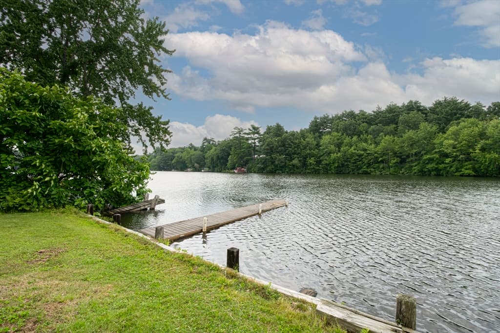 12 Fairground Rd, Sturbridge MA 01566