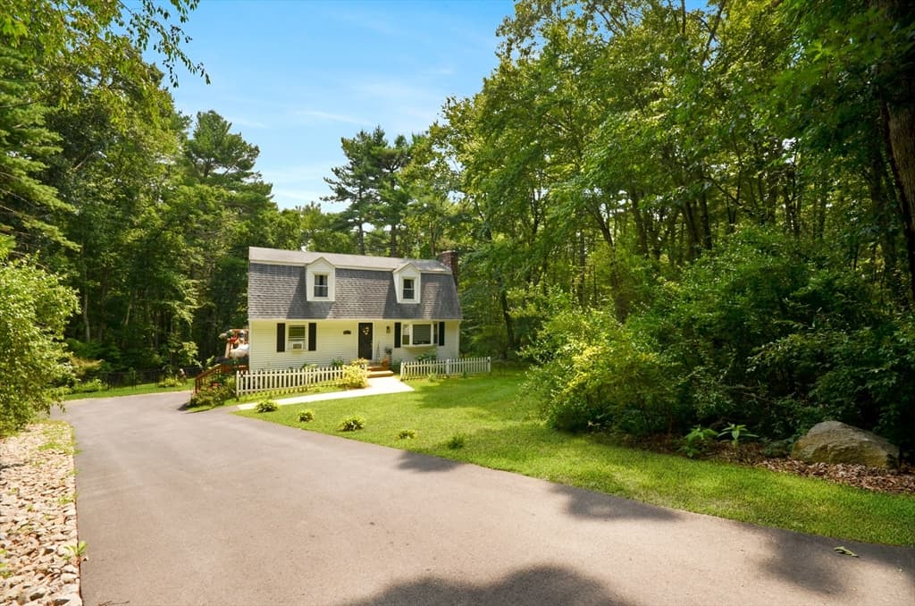 57 Quaker St, Northbridge MA 01534