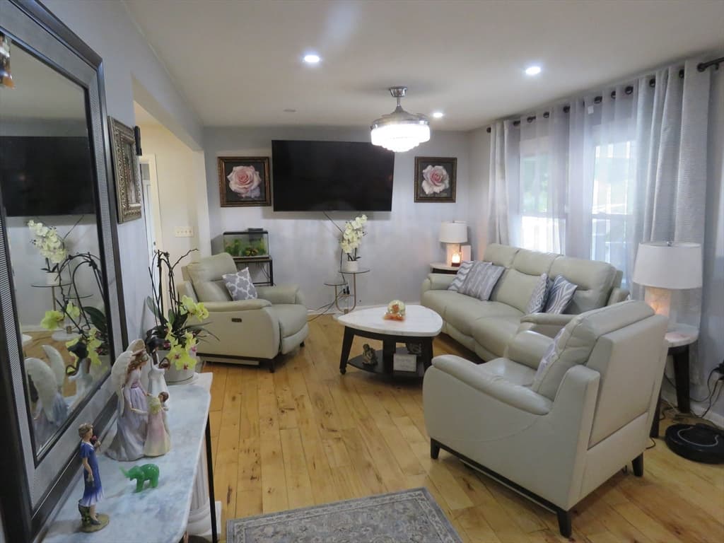 89 N High Street, Foxboro MA 02035 photo 3