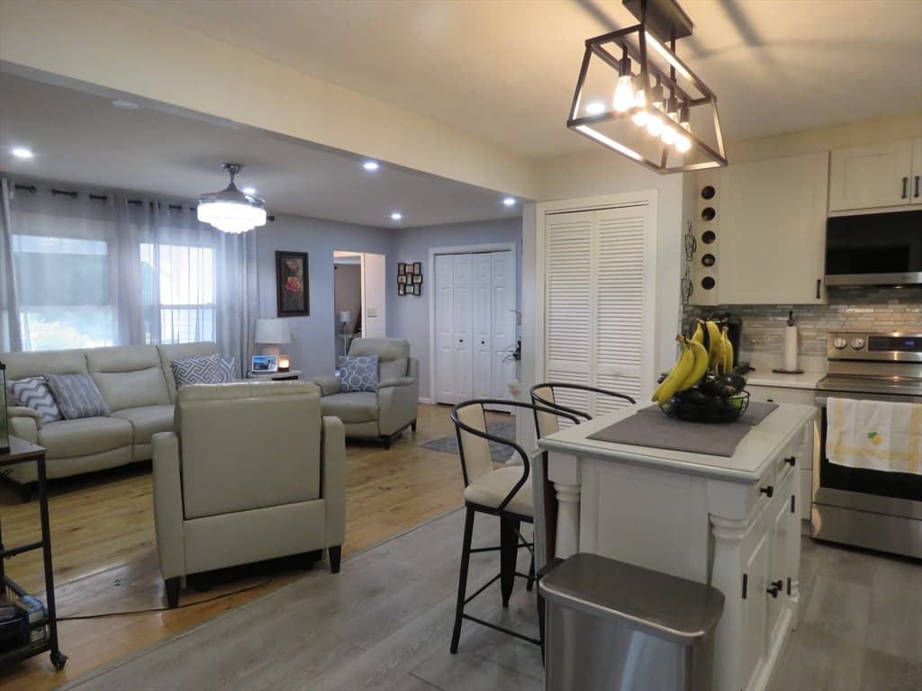 89 N High Street, Foxboro MA 02035 photo 4