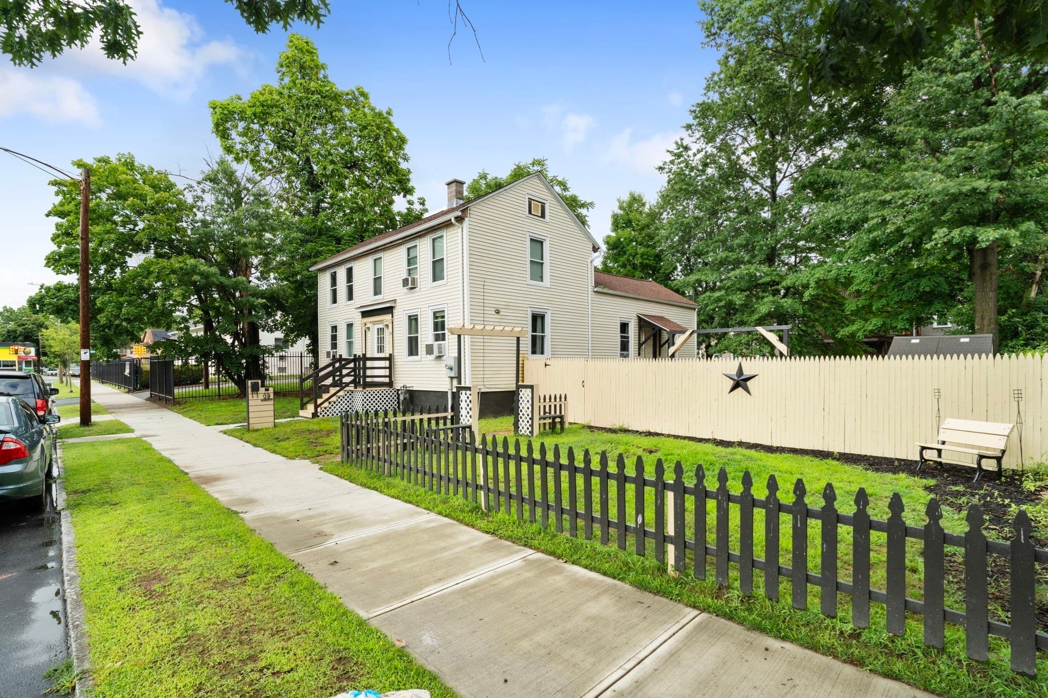 Single Family Residence at 19 Suffolk St, Springfield MA 01109, Springfield, photo 3 of 27