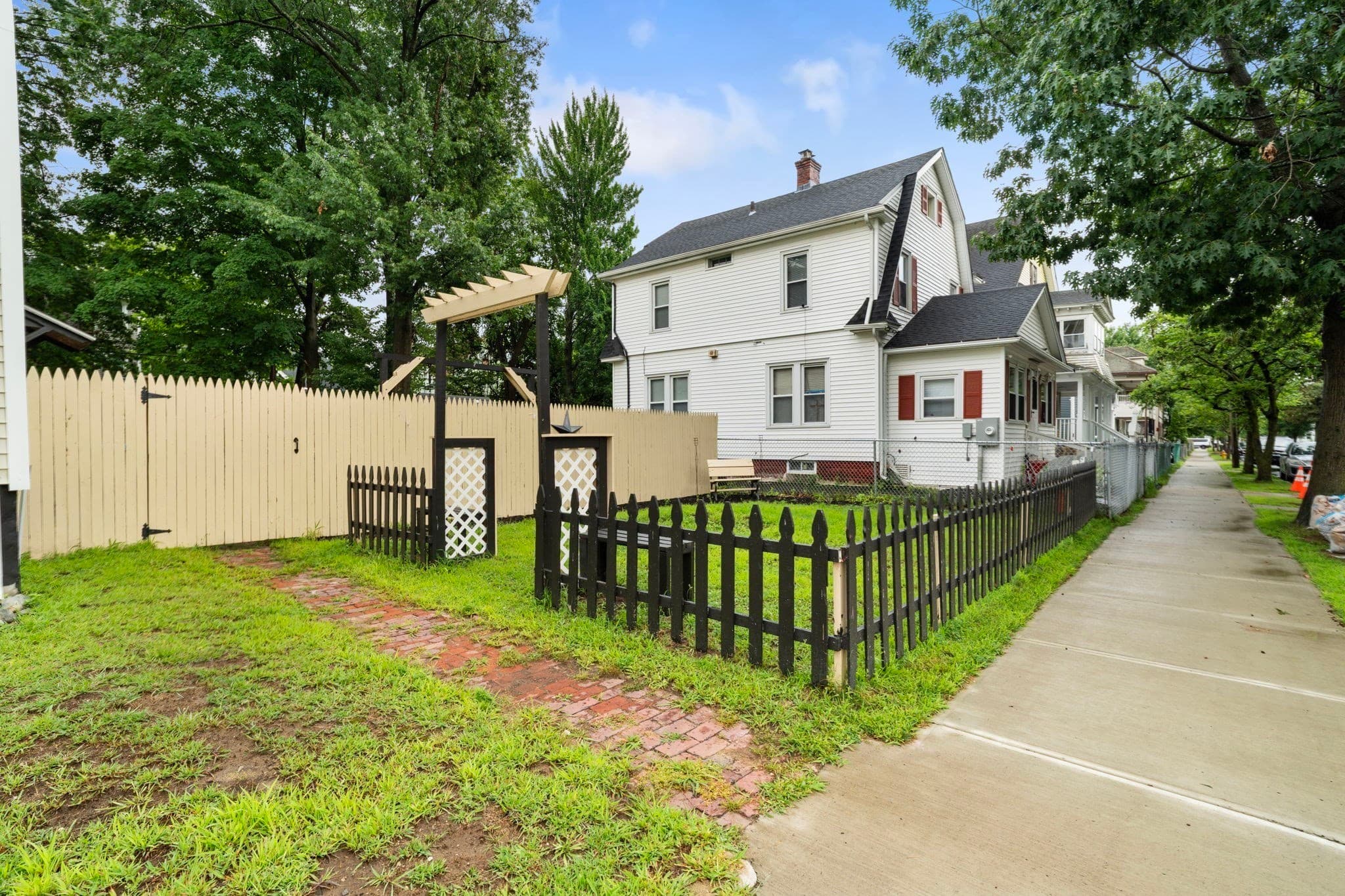 Single Family Residence at 19 Suffolk St, Springfield MA 01109, Springfield, photo 24 of 27