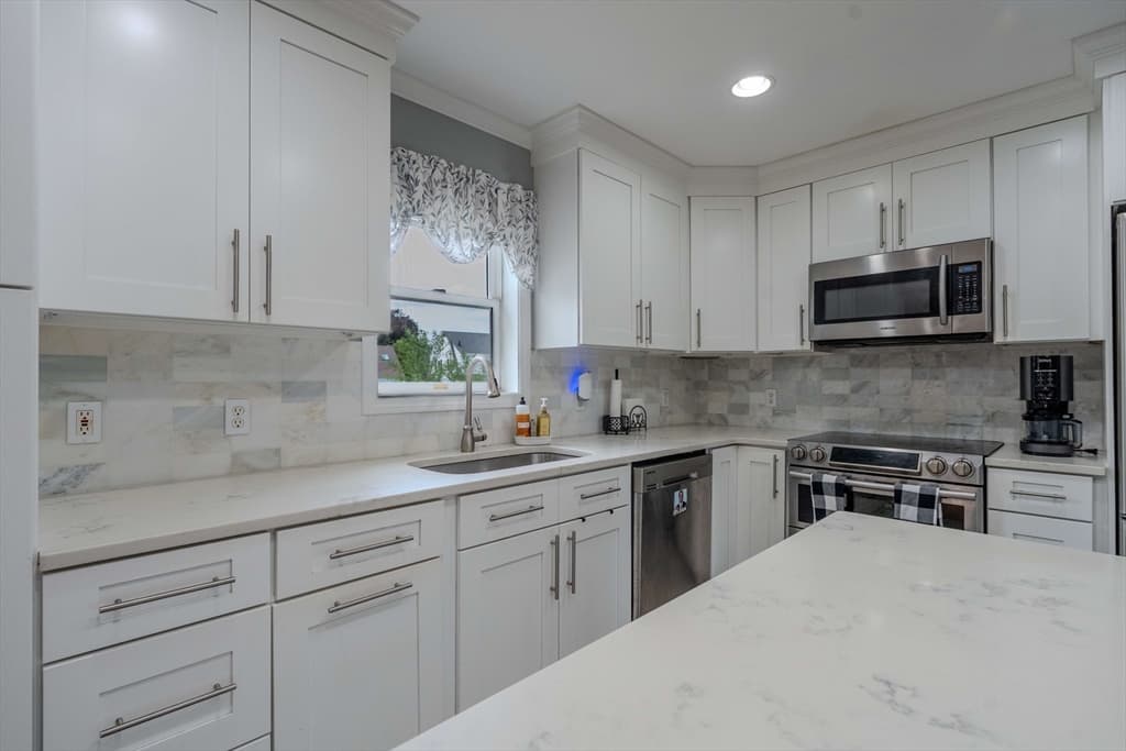 360 Perron Ave, Somerset MA 02726 photo 7