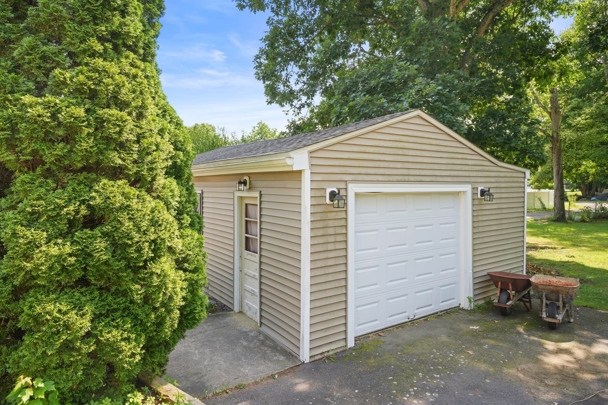 Single Family Residence at 122 Paula Cir, East Brookfield MA 01515, East Brookfield, photo 6 of 38