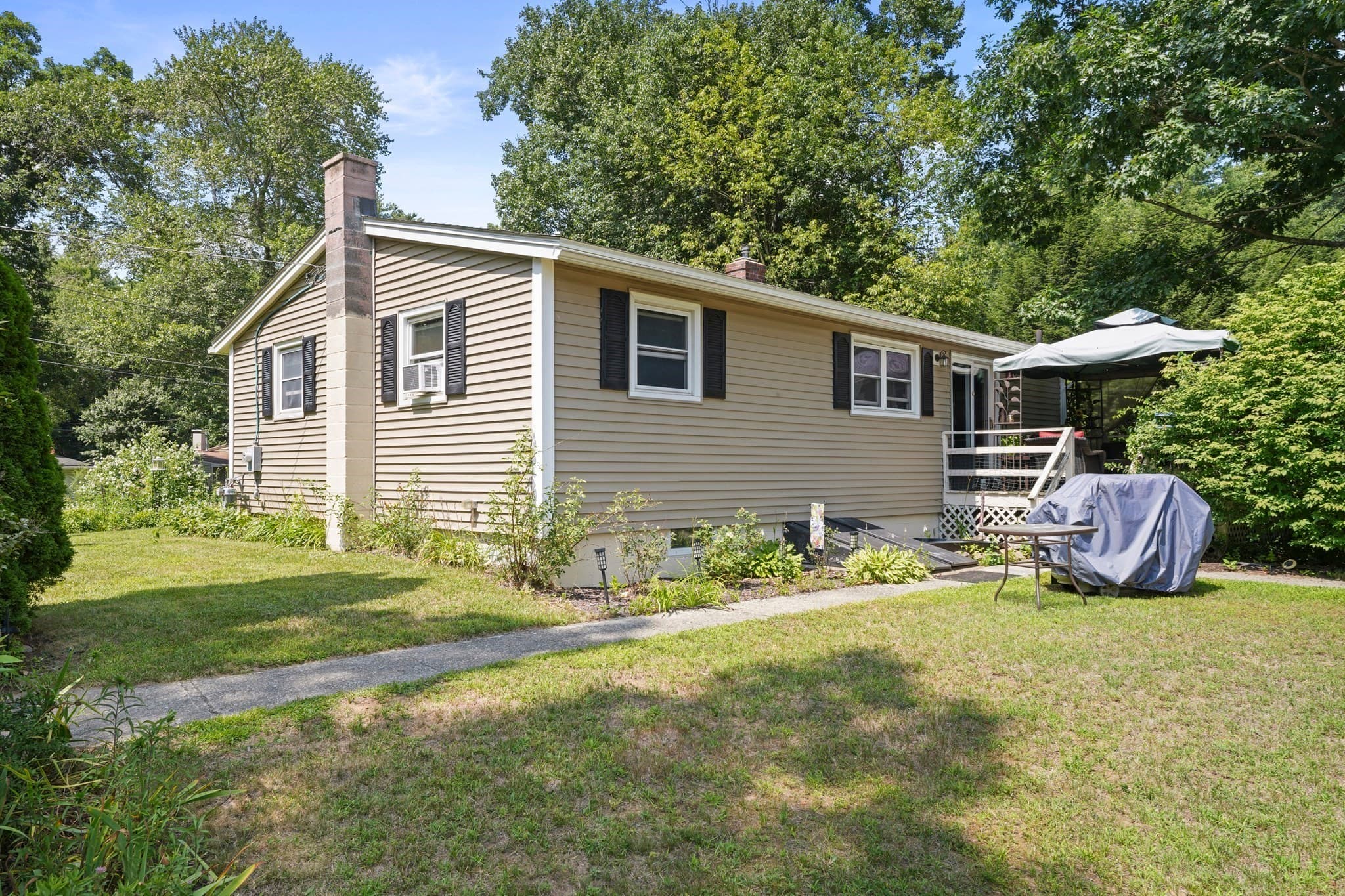 Single Family Residence at 122 Paula Cir, East Brookfield MA 01515, East Brookfield, photo 4 of 38