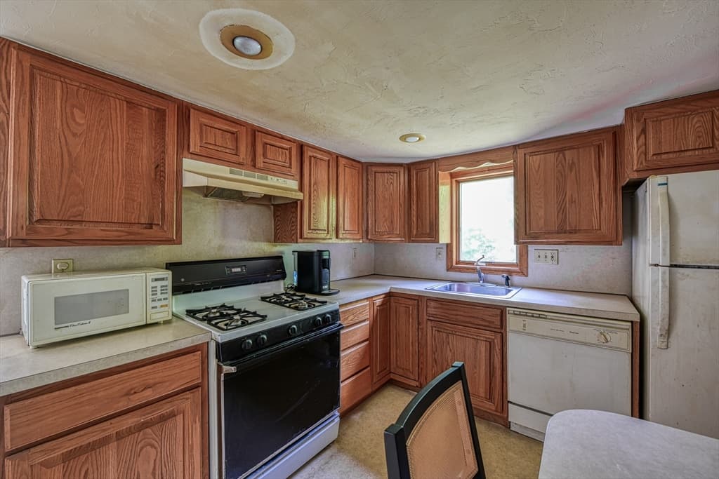 502 South St, Holbrook MA 02343 photo 9