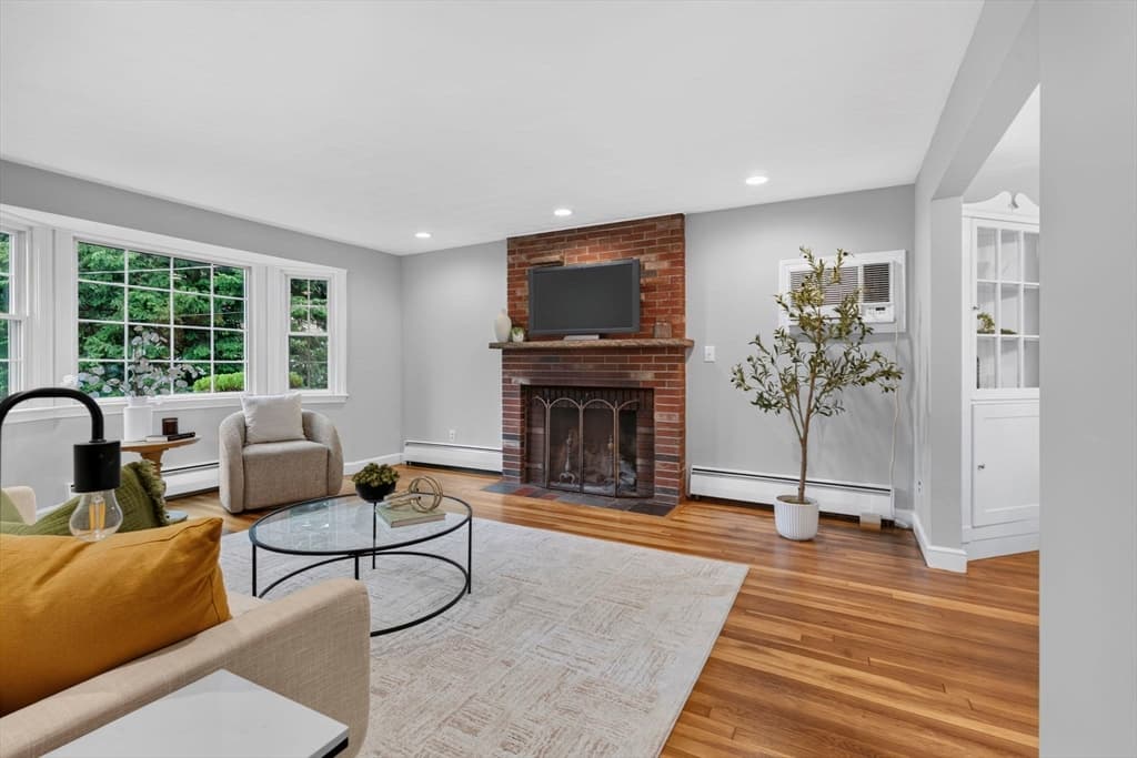 25 Gray Ter, Bedford MA 01730