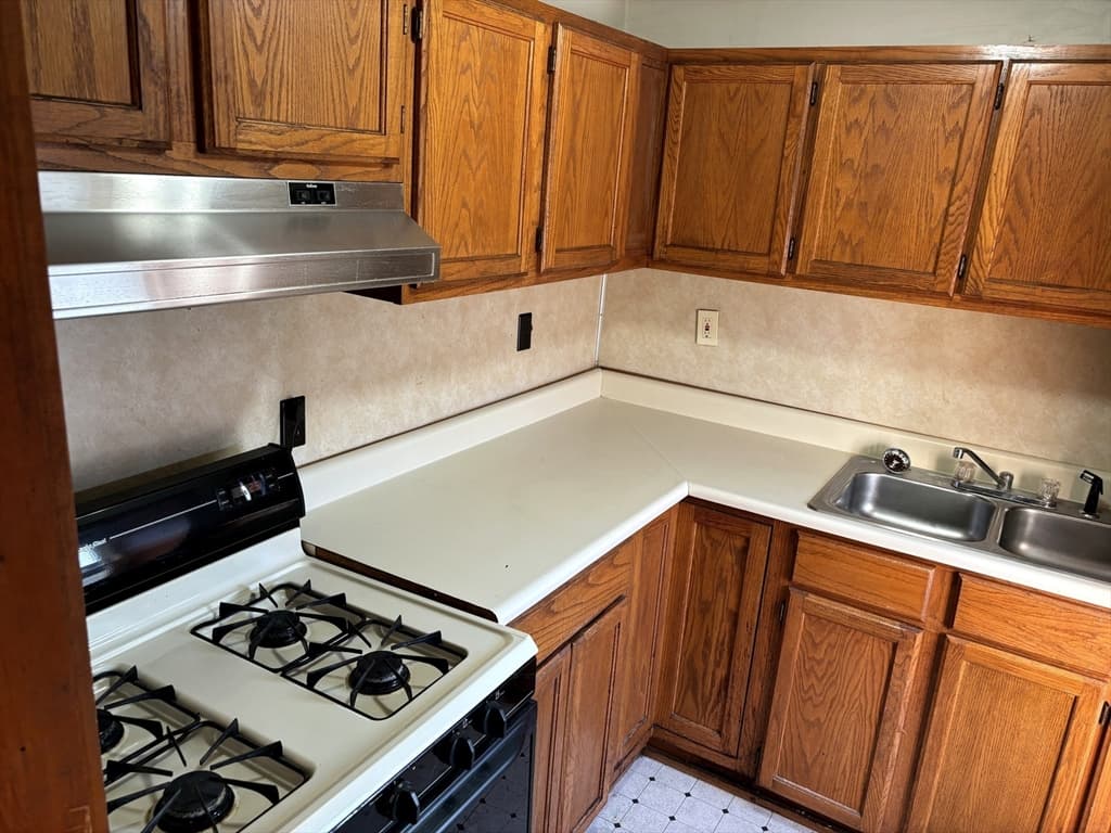 282 Sprague, Fall River MA 02724 photo 5