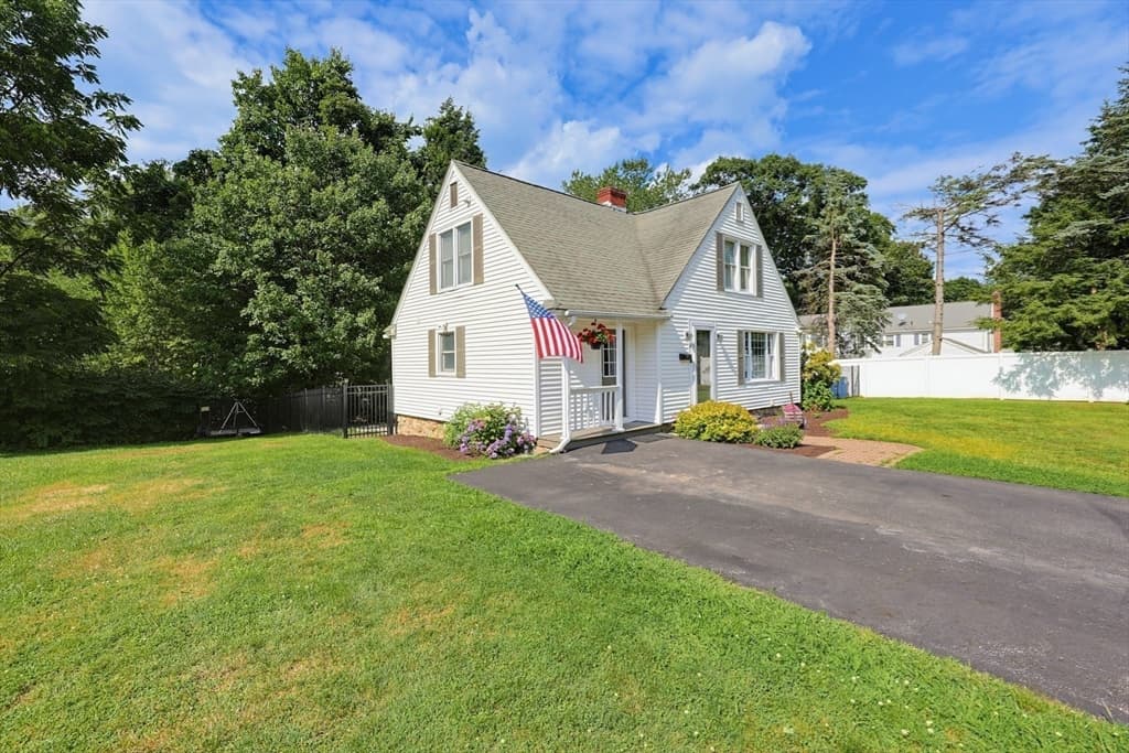 4 Loring St, Auburn MA 01501