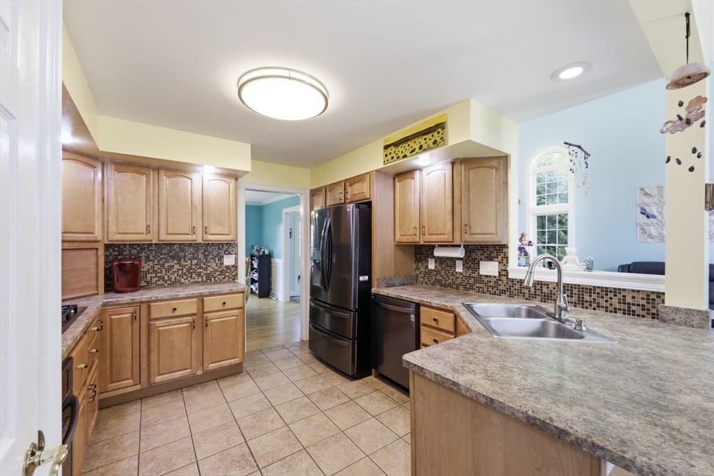32 Waterford Dr, Westfield MA 01085 photo 13