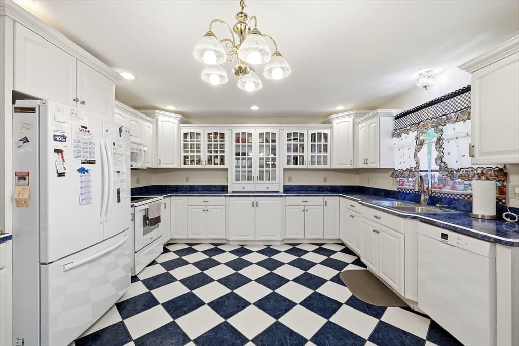 142 Oak Knoll Cir, Ludlow MA 01056 photo 13