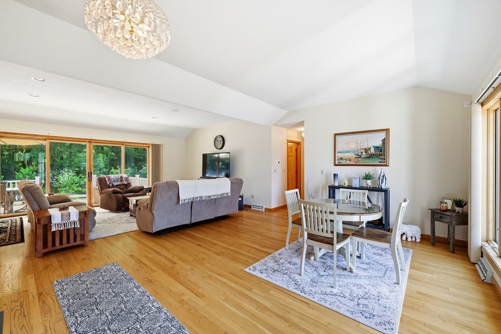 142 Oak Knoll Cir, Ludlow MA 01056 photo 4