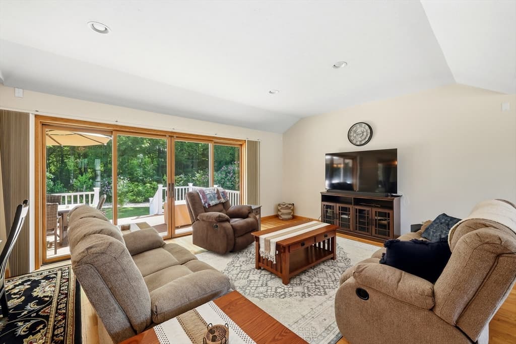 142 Oak Knoll Cir, Ludlow MA 01056 photo 8