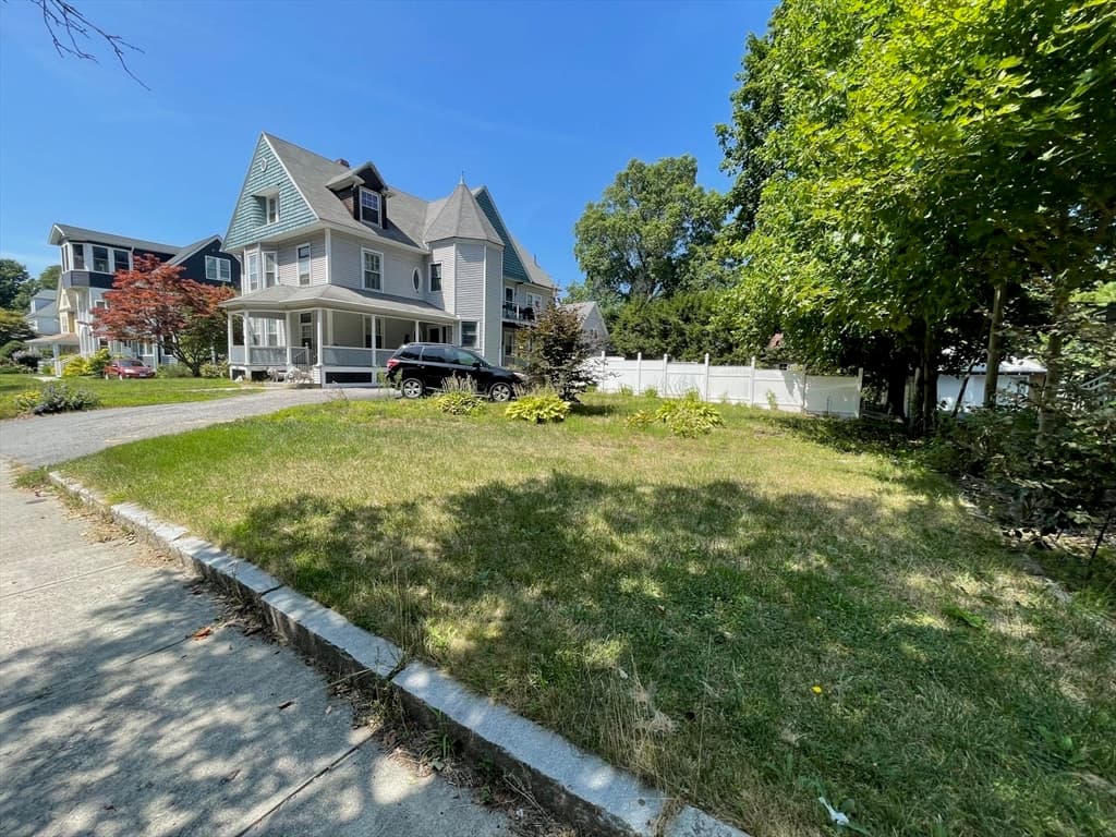 328 Highland St, Worcester MA 01608