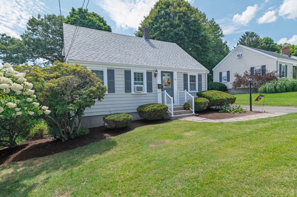 49 Edgeworth St, Weymouth MA 02189