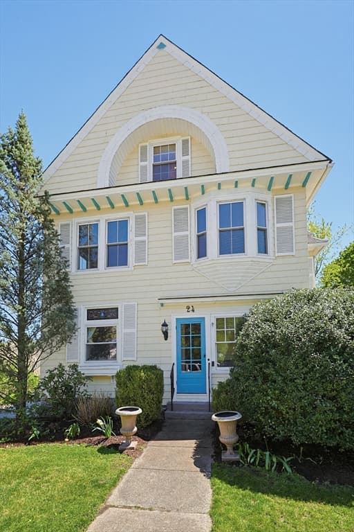 24 Main St, Upton MA 01568
