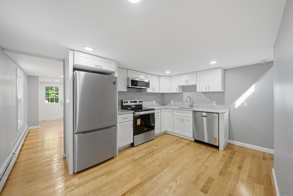 8 Hawkins St, Worcester MA 01604 photo 3