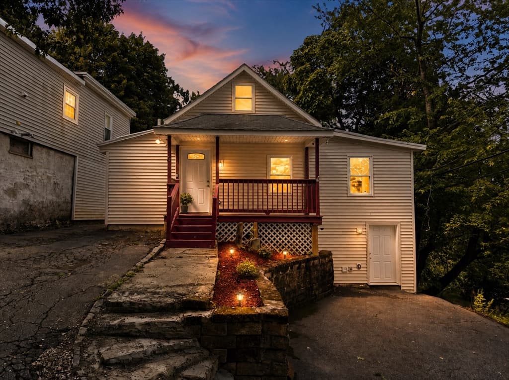8 Hawkins St, Worcester MA 01604