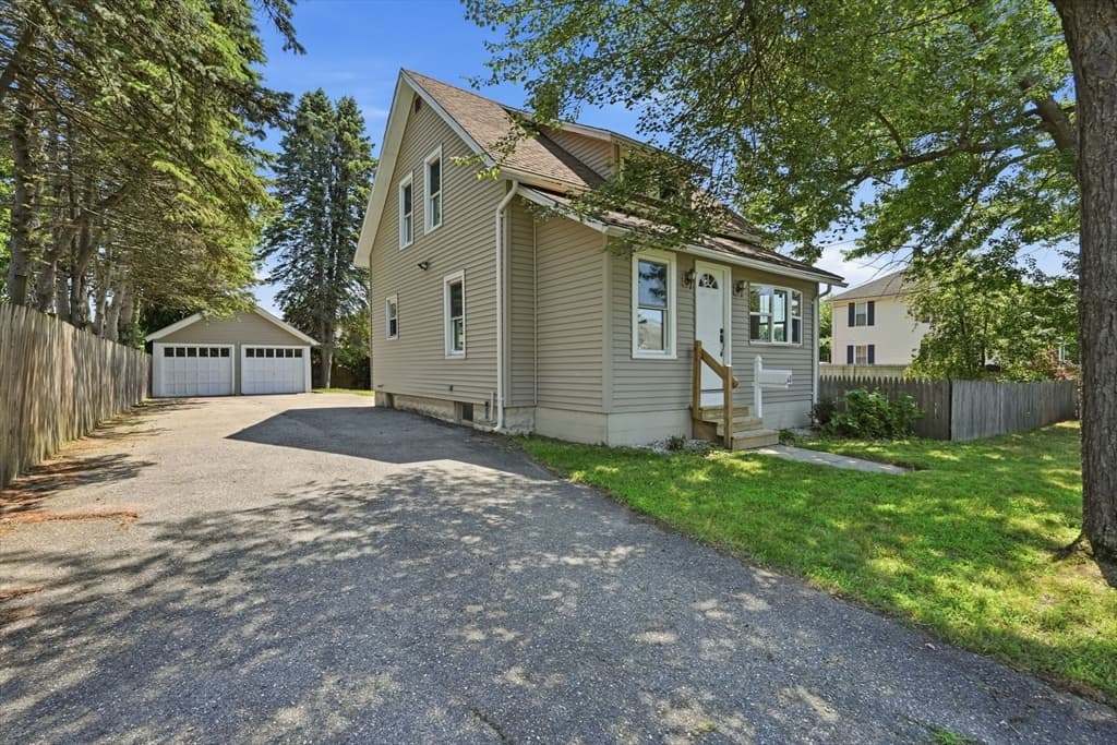 33 Baltimore Ave, Chicopee MA 01020
