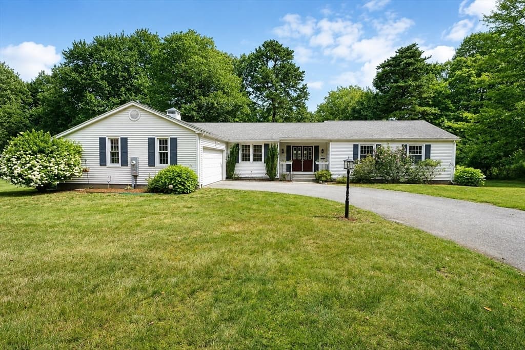 93 Wyndward Rd, Longmeadow MA 01106
