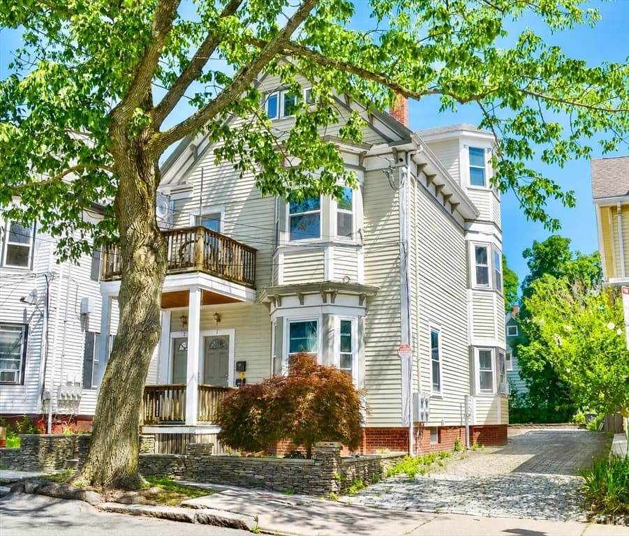 13 Howe St, Somerville MA 02145 photo 2