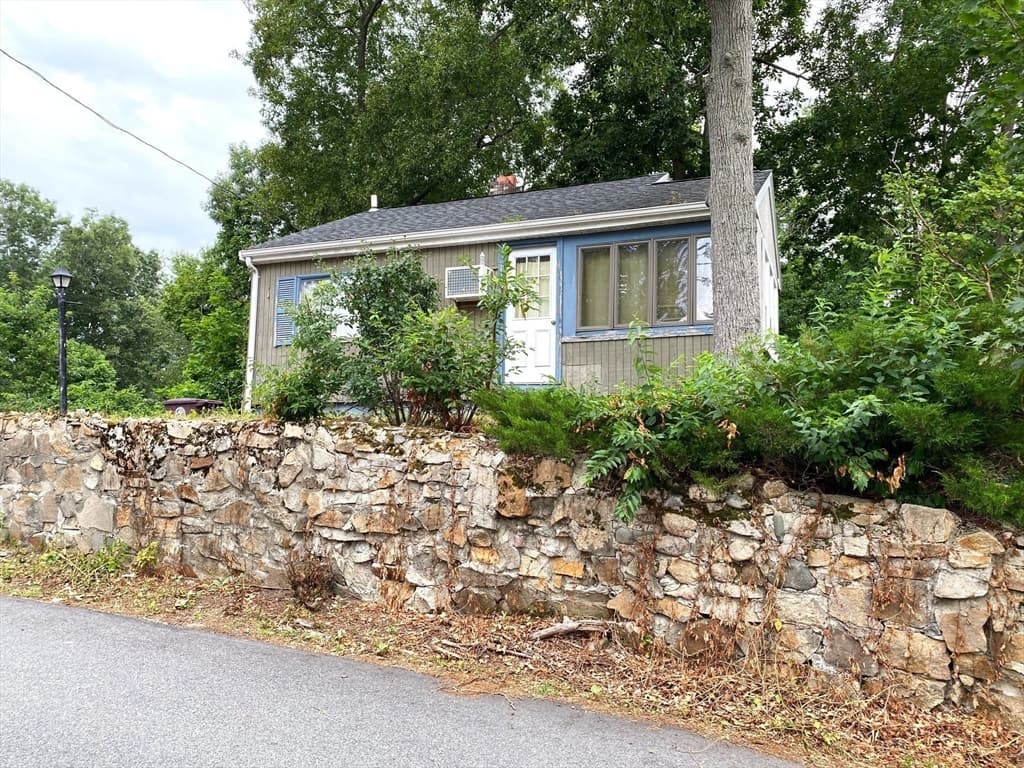 42 Lake View Rd, Weymouth MA 02189
