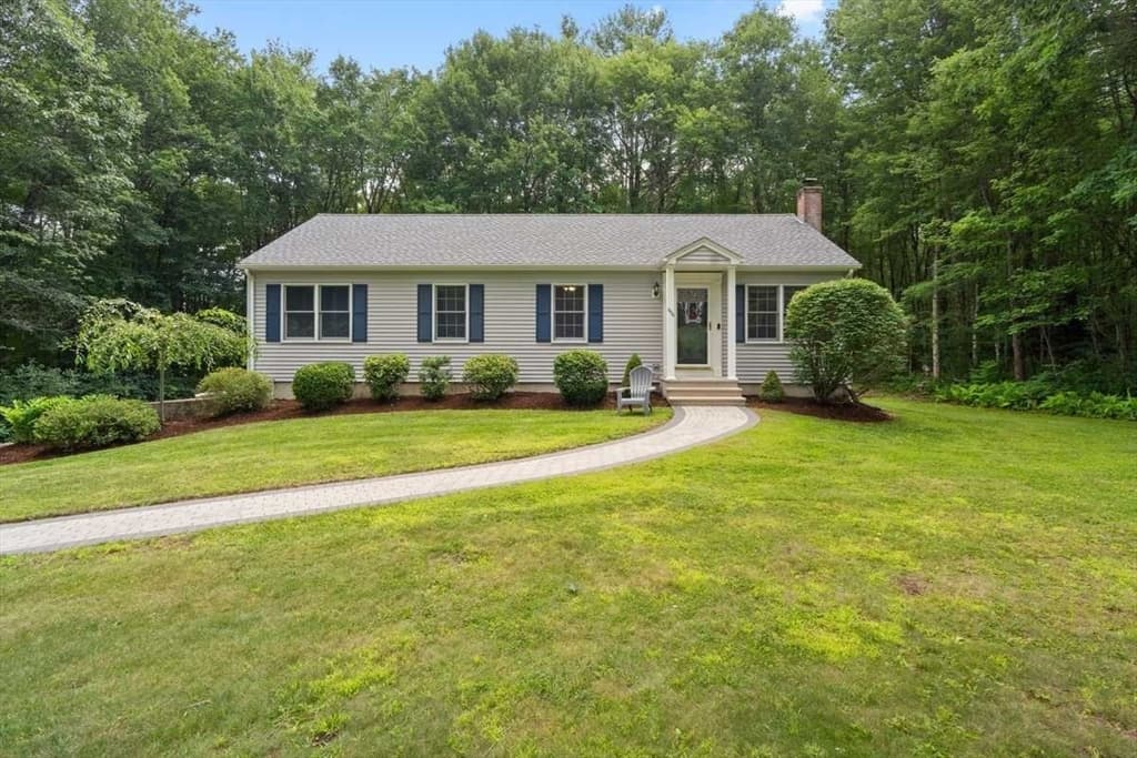 352 Town Farm Rd, Barre MA 01005