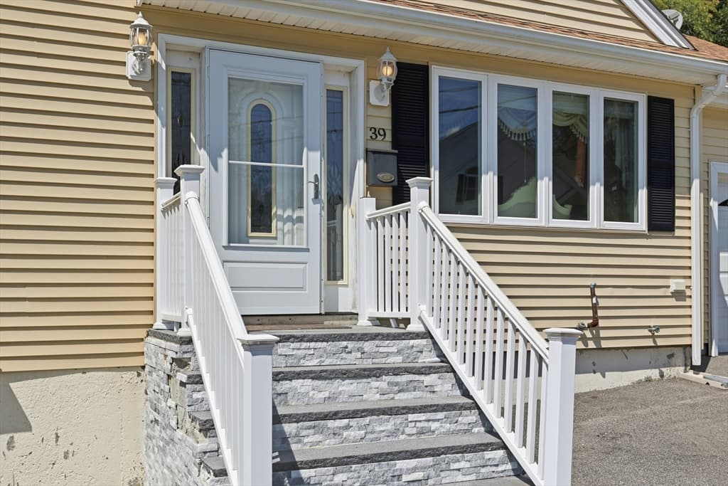 39 Sunflower Rd, Holbrook MA 02343 photo 3