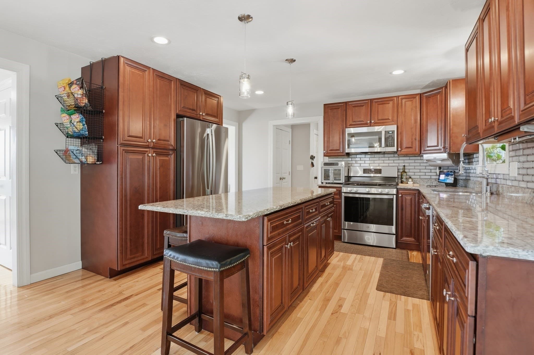 Single Family Residence at 176 Southold Road, Auburn MA 01501, Auburn, photo 4 of 36