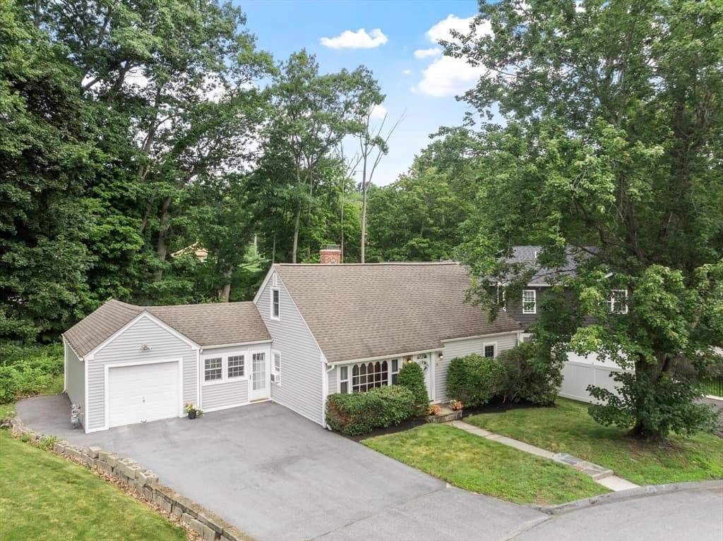 14 Meadow Ln, Worcester MA 01602