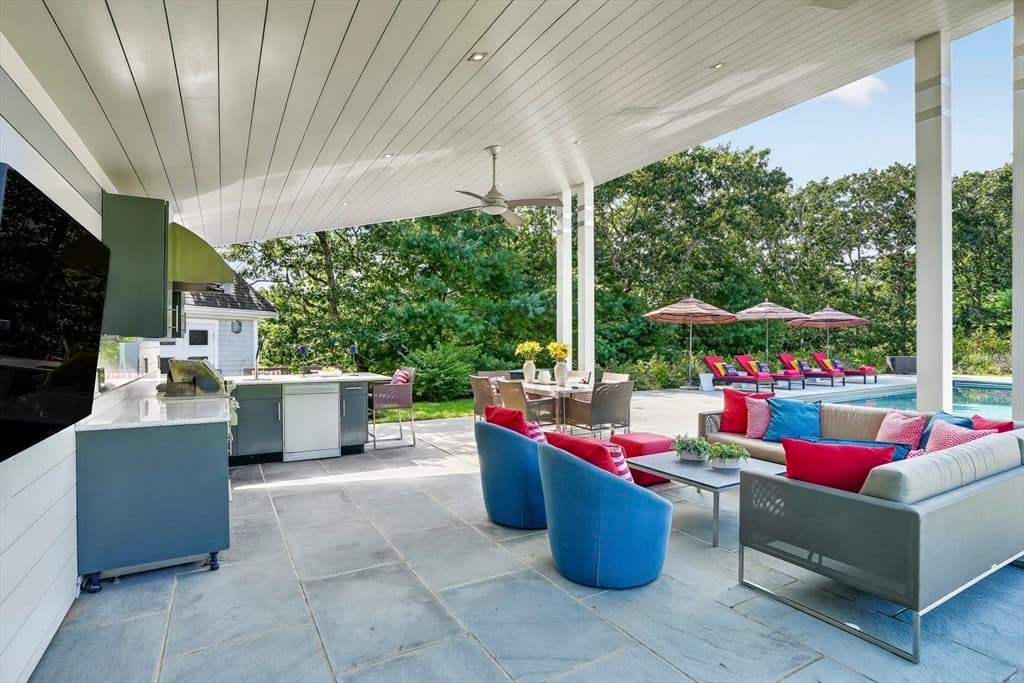8 Woodhaven Dr, Edgartown MA 02539