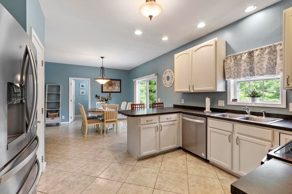 677 Franklin Rd, Fitchburg MA 01420 photo 2
