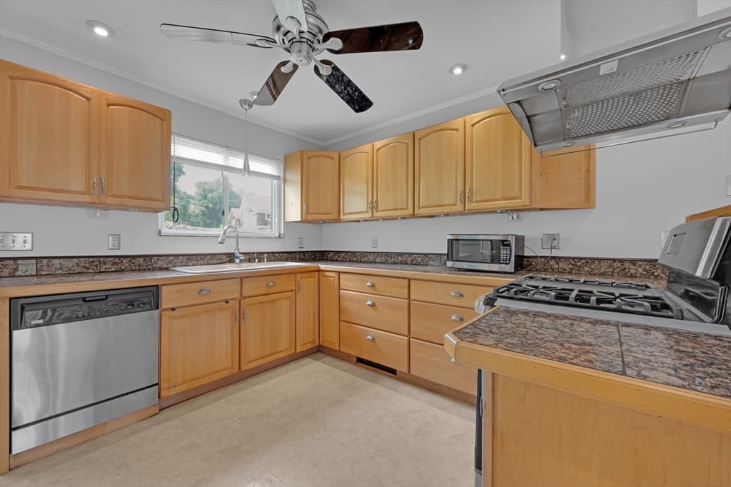 19 Crocker Ave, Lunenburg MA 01462 photo 13