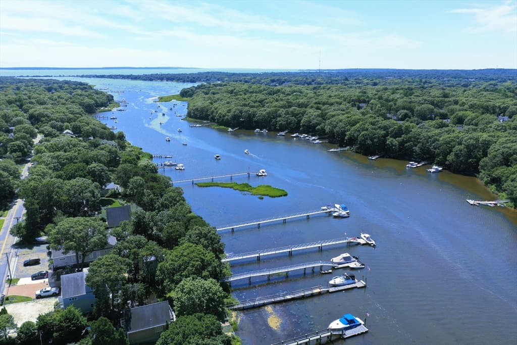 107 Shorewood Dr, Falmouth MA 02536