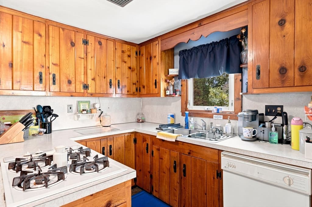 124 E Meadow Rd, Lowell MA 01854 photo 15