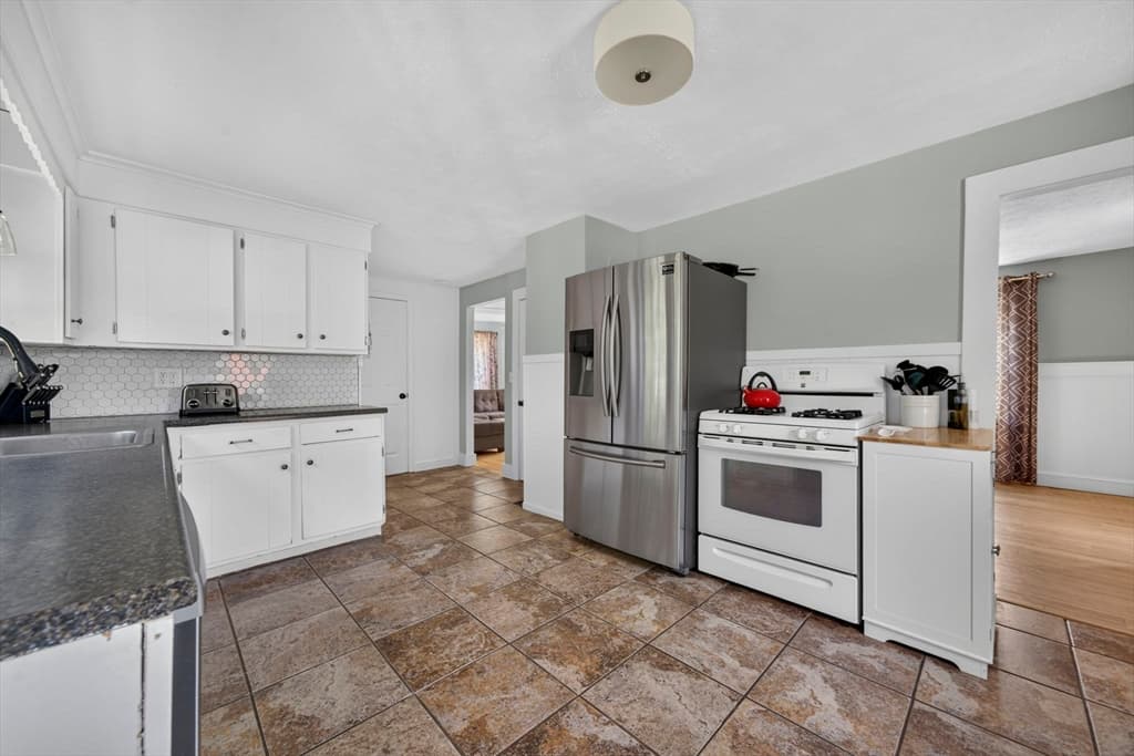 37 Acorn St, Middleboro MA 02346 photo 6