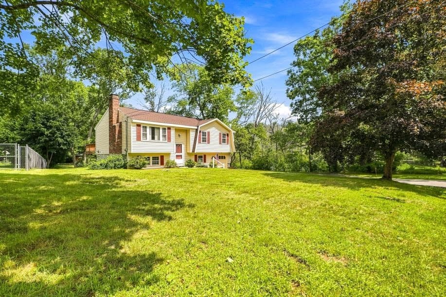 4 Picadilly St, Upton MA 01568