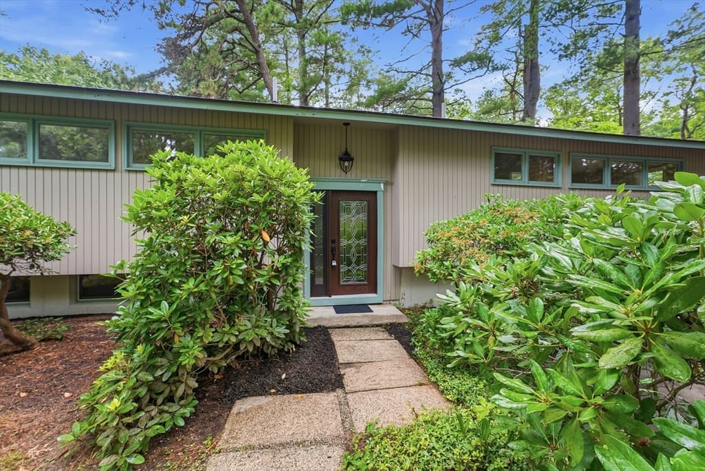 9 Flintlock Ln, Amherst MA 01002