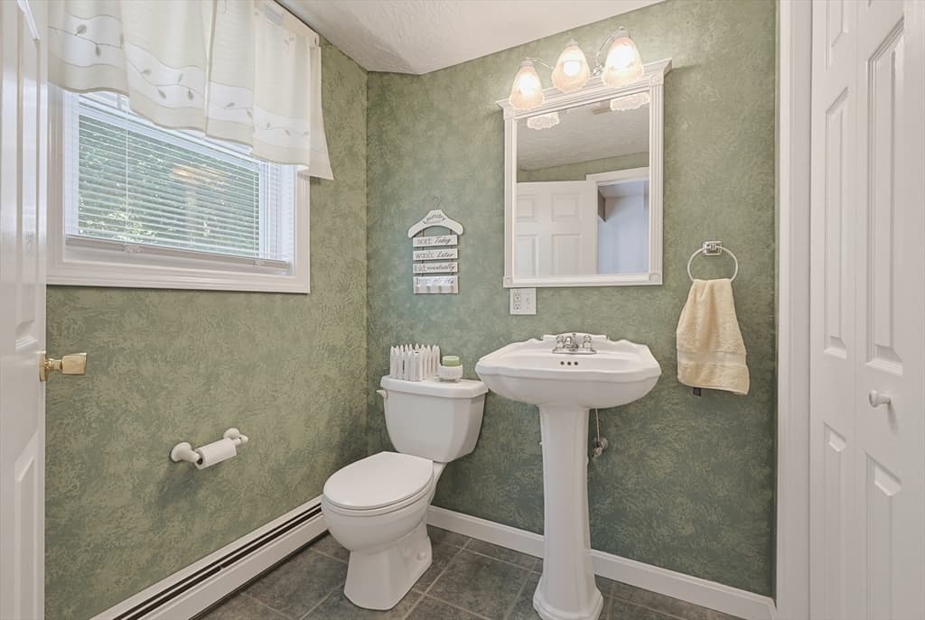 650 Crane Ave S, Taunton MA 02780 photo 23